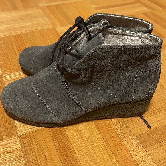 Brand new without tag Size 3.5Y Toms Girls Desert Wedge Heel Shoes - Picture 2 of 6